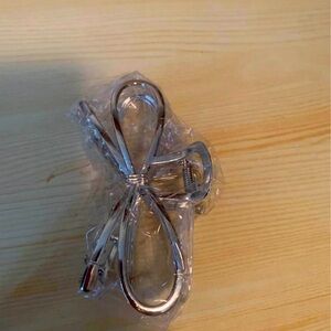 Silver bow claw clip